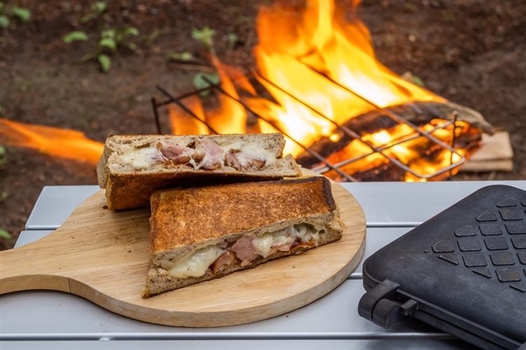 キャンプシーンで食べるホットサンドの魅力