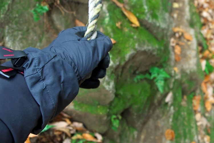登山やトレッキングには専用の手袋を用意しよう