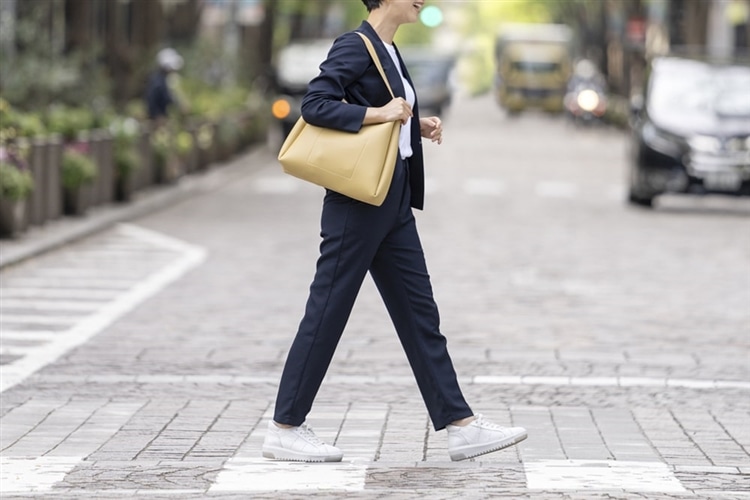 スニーカーを活用したビジネスコーデのポイント