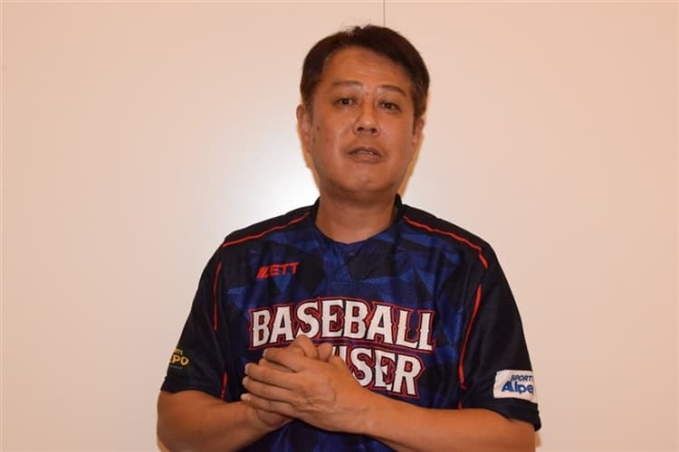インタビューを受ける三浦将明