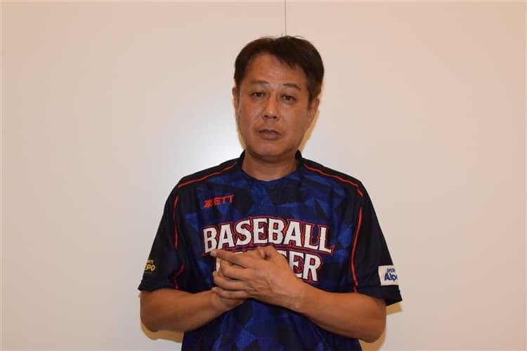 インタビューを受ける三浦将明